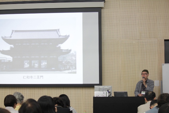 2117-12.5.12京都検定講演会　仁和寺山門PPと福井氏.jpg